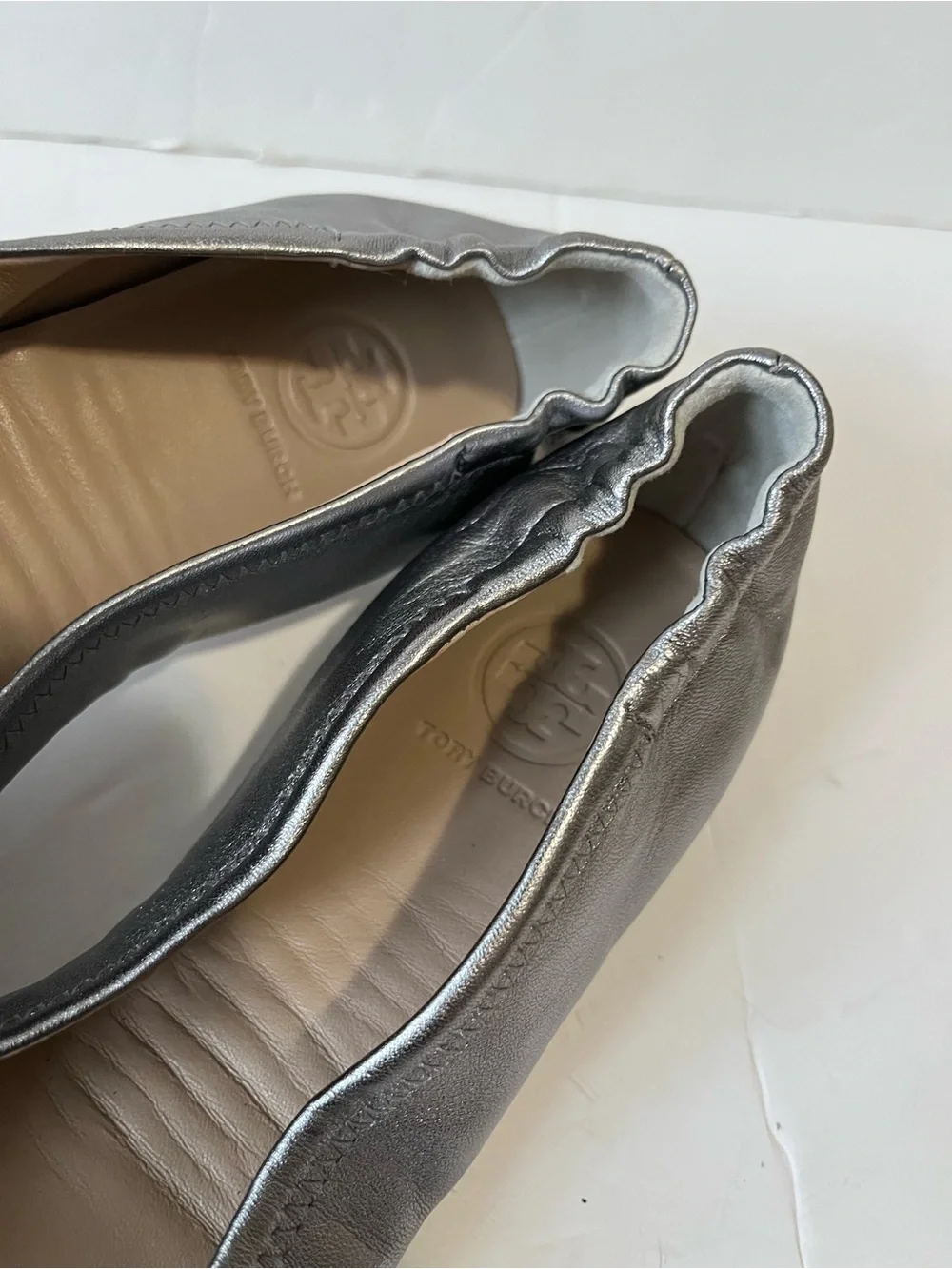 Tory Burch Silver Leather Logo Round-Toe Ballet Flats size 7.5M